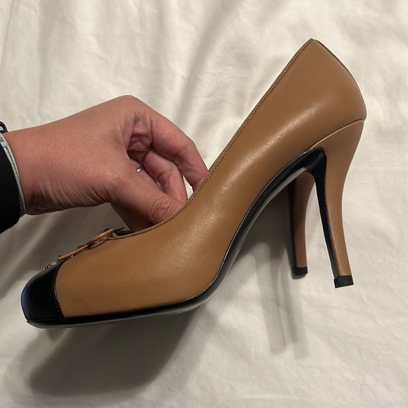 Chanel - Interlocking CC Logo Leather Pumps - Picture 3 of 8